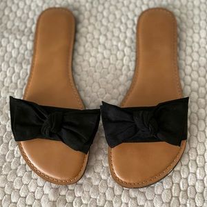 Like New Black Bow Slides